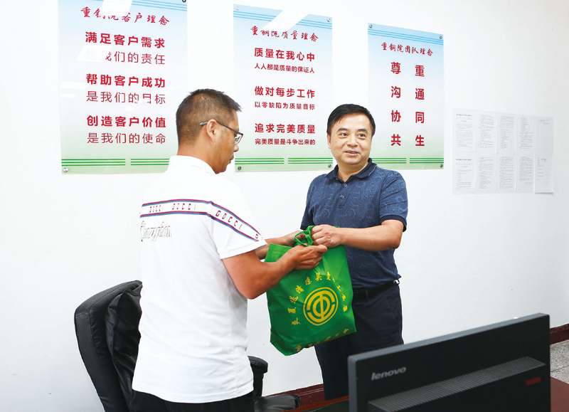 管朝晖慰问亿万先生院职工